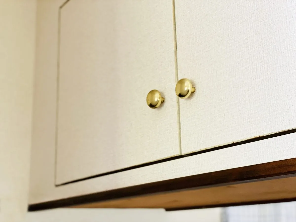 美容室の吊り戸棚で収納効率アップ！後悔しない選び方と設置のアドバイス